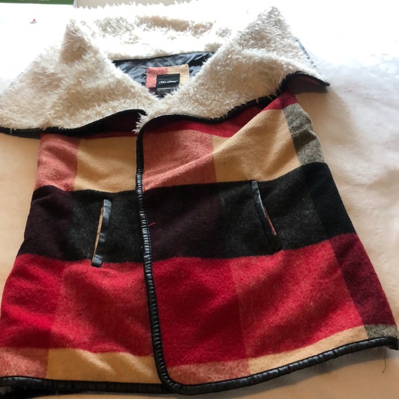 Women’s plaid sleeveless vest with front and faux fur. Size medium - Picture 1 of 8